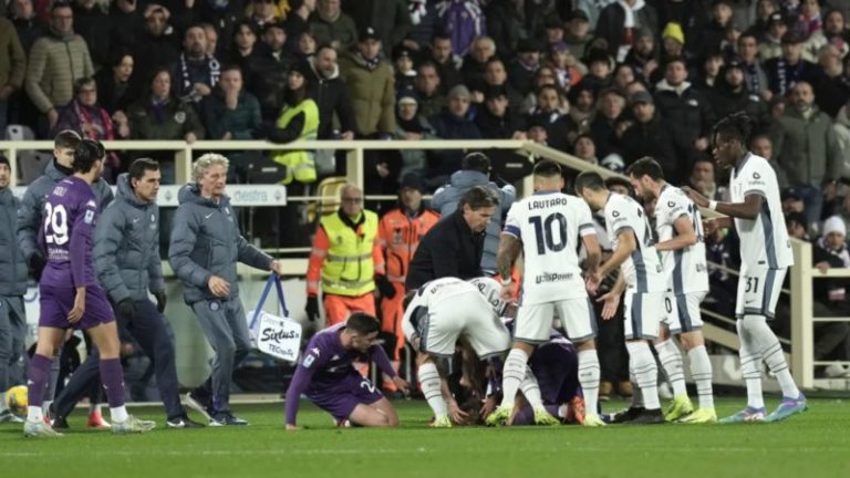 Suspenden partido de la Serie A después de que un jugador de la Fiorentina se desplomara en el campo imagen-5