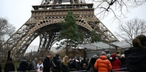 Susto en la torre Eiffel al evacuar a más de mil turistas: el motivo imagen-1