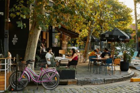 En “el San Isidro de zona sur”. Pequeños cafés, bares y restaurantes dan forma a un circuito con aires de barrio imagen-8