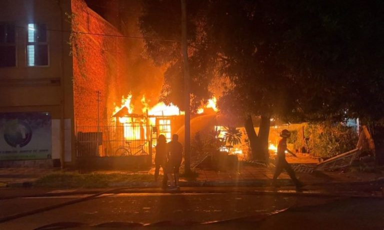 Se incendió una casa en el barrio Villa Urquiza de Posadas imagen-5