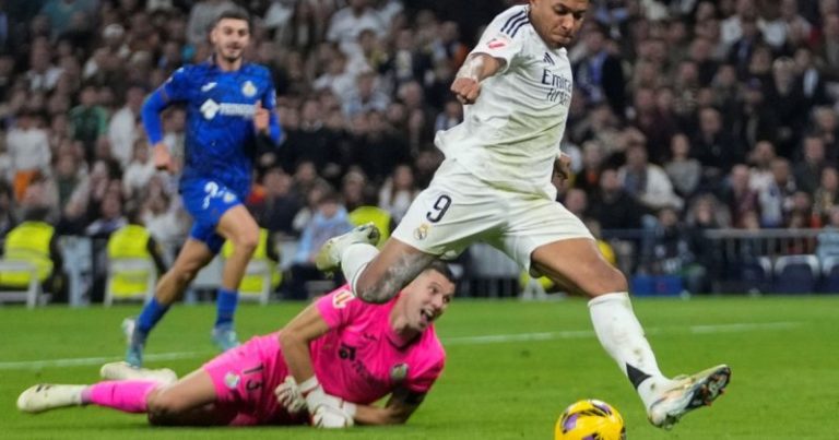 Kylian Mbappé, en busca de la redención: golazo, dos pifies increíbles y apoyo de todo el Bernabéu en la victoria del Real Madrid imagen-4