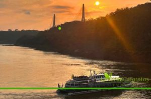 ¡Una experiencia inolvidable en el Catamarán!: Papá Noel llega con regalos para los residentes de Iguazú imagen-3