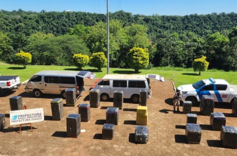 Iguazú : Prefectura secuestró un cargamento de cigarrillos y mercadería de contrabando imagen-4