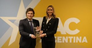 Javier Milei se mostró con Lara Trump y los oradores de la conferencia conservadora que cerrará este miércoles imagen-2