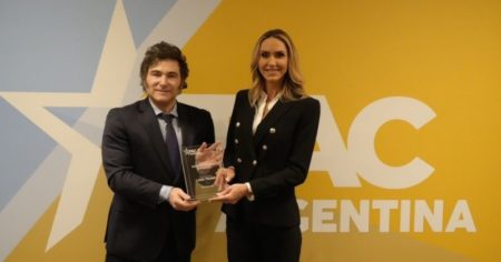 Javier Milei se mostró con Lara Trump y los oradores de la conferencia conservadora que cerrará este miércoles imagen-8