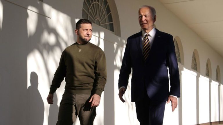 Biden intenta dejar a Ucrania "en la posición más fuerte posible" con el nuevo paquete de ayuda, dice la Casa Blanca imagen-4