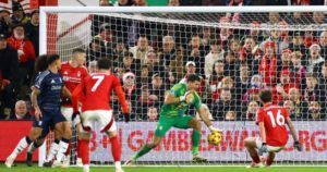 Qué dijo el Dibu Martínez después de ganar el premio a la atajada del mes en la Premier League imagen-1