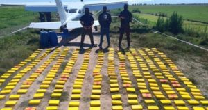 Un avión aterrizó de emergencia porque se quedó sin combustible: llevaban 359 kilos de cocaína imagen-4