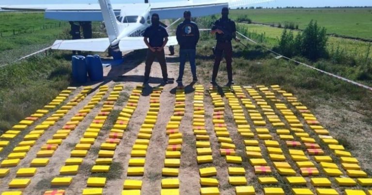 Un avión aterrizó de emergencia porque se quedó sin combustible: llevaban 359 kilos de cocaína imagen-5