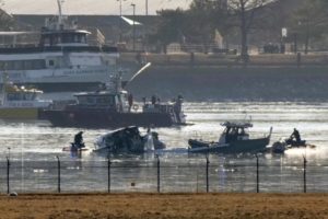 En el aeropuerto de Washington, perplejidad y dudas tras el trágico choque entre un avión de American Airlines y un helicóptero militar imagen-1