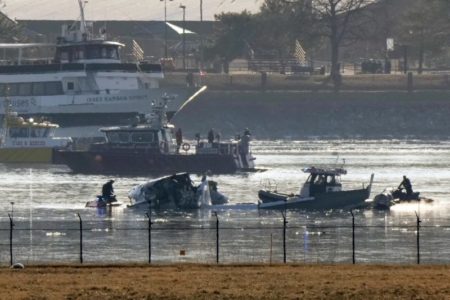 En el aeropuerto de Washington, perplejidad y dudas tras el trágico choque entre un avión de American Airlines y un helicóptero militar imagen-13