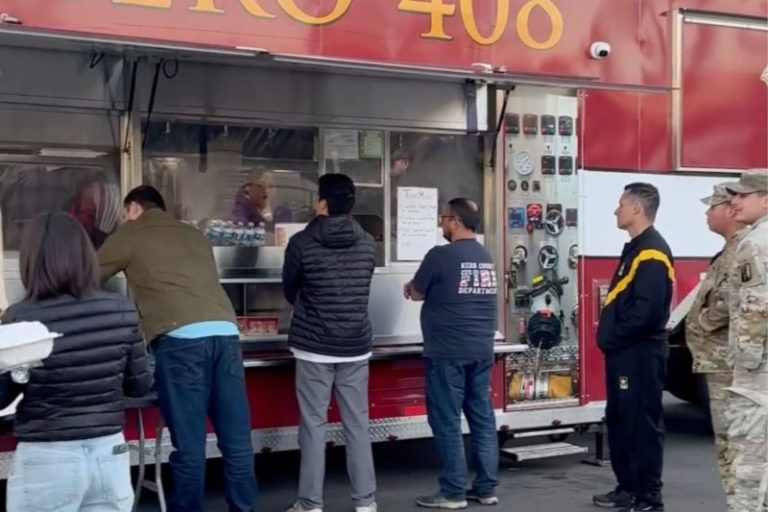 Es mexicano y se volvió viral tras asistir a los bomberos de los incendios en California con su curioso food truck imagen-5