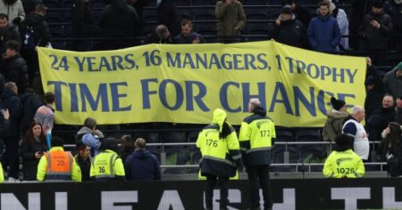 La bandera de protesta de los hinchas del Tottenham: "24 años, 16 técnicos, 1 trofeo..." imagen-18