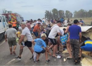 Pergamino: un camión volcó, murió el chofer y un grupo de personas saqueó la mercadería que trasladaba imagen-2