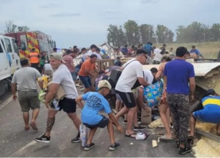 Pergamino: un camión volcó, murió el chofer y un grupo de personas saqueó la mercadería que trasladaba imagen-9