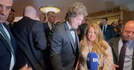 De smoking, Javier Milei recibe un premio de la comunidad hispana en Estados Unidos: "Hay que clonarlo y enviarlo a Venezuela y Cuba" imagen-10