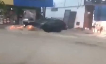 Córdoba: un fuerte temporal provocó inundaciones y arrastró autos en las calles de Santa Rosa de Calamuchita imagen-13