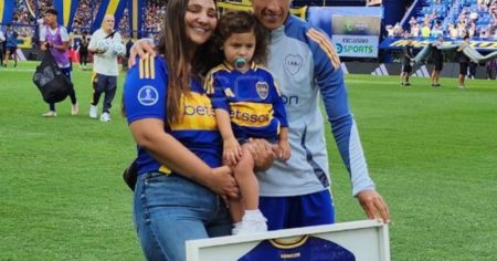 Video: el homenaje a Merentiel por llegar a los 100 partidos en Boca imagen-17