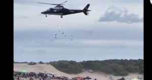 Le retiraron la licencia al piloto que aterrizó un helicóptero en una playa llena de gente en Pinamar imagen-3