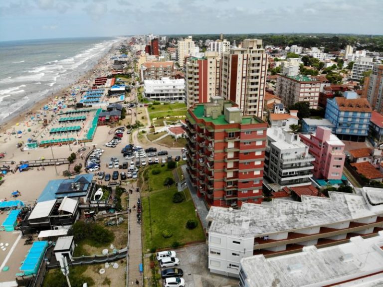 Cientos de casas y edificios corren riesgos por la sal marina en Pinamar y Villa Gesell imagen-4