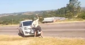 Video: un turista argentino en Brasil atacó a un auto a piedrazos tras un choque, huyó y lo detuvieron imagen-3