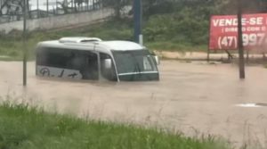 El dramático relato de un argentino que quedó atrapado en el temporal de Brasil: “Se derrumbaban los morros” imagen-1