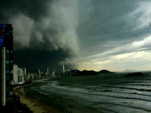 Pronostican intensas tormentas para el domingo en Florianópolis y toda la costa de Santa Catarina imagen-2