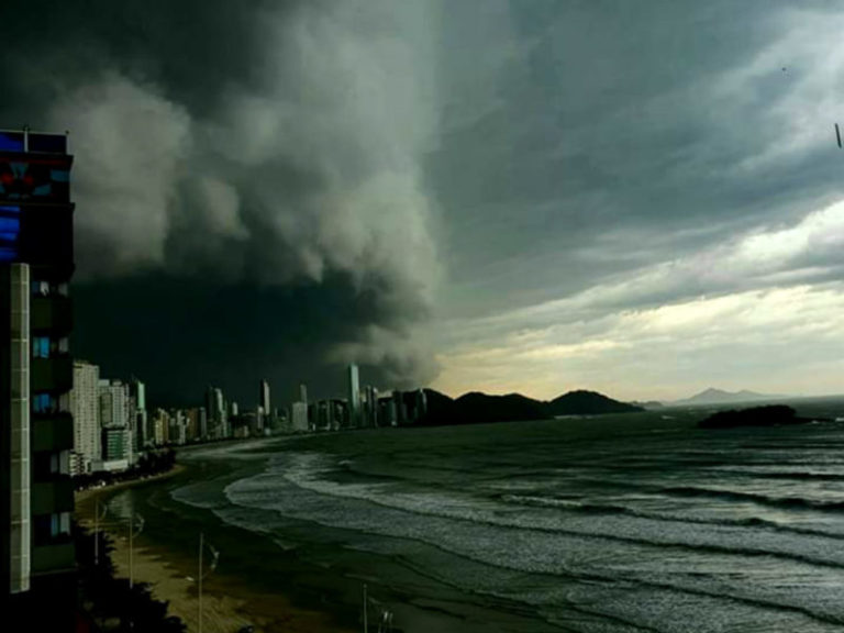 Pronostican intensas tormentas para el domingo en Florianópolis y toda la costa de Santa Catarina imagen-4