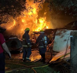 Diez dotaciones de bomberos trabajaron para controlar el incendio de una carpintería en Oberá imagen-3