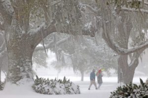 Diez muertos, alertas y cancelación de vuelos en el sur de Estados Unidos por las históricas tormentas de nieve imagen-3