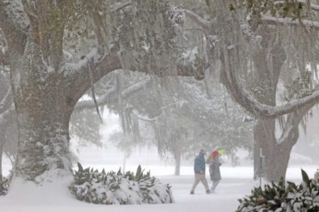 Diez muertos, alertas y cancelación de vuelos en el sur de Estados Unidos por las históricas tormentas de nieve imagen-9