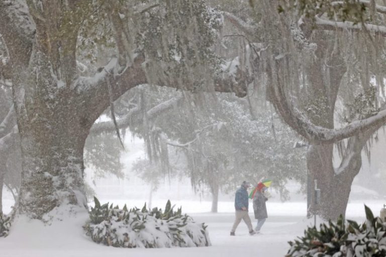 Diez muertos, alertas y cancelación de vuelos en el sur de Estados Unidos por las históricas tormentas de nieve imagen-5