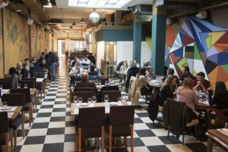 Con una galería de arte. Reabrió el restaurante de impronta italiana que marcó una época en Buenos Aires imagen-10