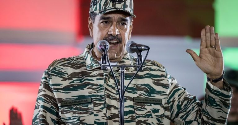 Nicolás Maduro dijo que detuvieron a más "mercenarios" extranjeros, militarizó Venezuela y desafió: "No se equivoquen conmigo, estamos decididos a vencer" imagen-4