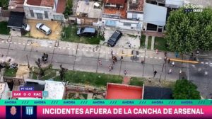 Video: hubo disparos y la hinchada de Barracas paró el partido imagen-3