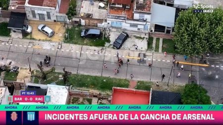 Video: hubo disparos y la hinchada de Barracas paró el partido imagen-14