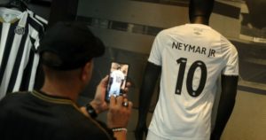 ¿Cuánto cuesta la camiseta de Santos con la 10 de Neymar en Brasil? imagen-2