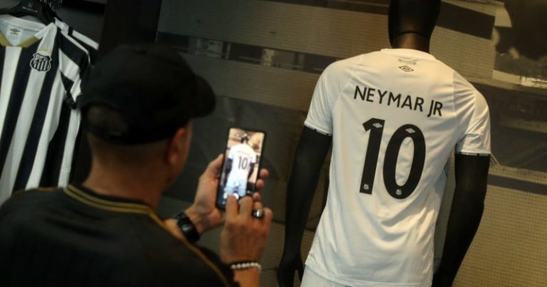 ¿Cuánto cuesta la camiseta de Santos con la 10 de Neymar en Brasil? imagen-5