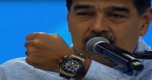 Nicolás Maduro cantó que es "soldado de Perón" y mostró un reloj de lujo que le regaló Diego Maradona imagen-1