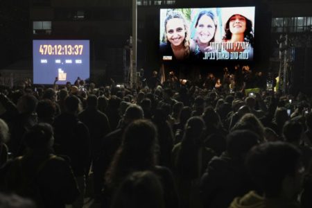 Festejos en Israel: así fue el momento de la liberación de las tres rehenes tras el alto al fuego con Hamas imagen-7