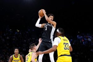 NBA en la torre Eiffel: el partido “de exportación” que ganaron los Spurs con Manu Ginobili en el estadio y un crack que jugó... como en casa imagen-1