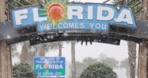 Históricas nevadas en el sur de Estados Unidos: rutas cubiertas de blanco, barredoras y declaración de emergencia en Florida imagen-3