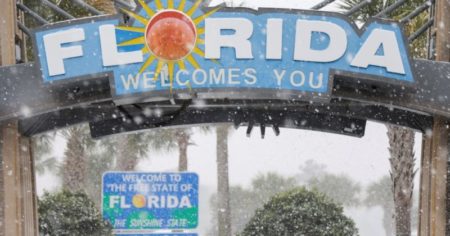 Históricas nevadas en el sur de Estados Unidos: rutas cubiertas de blanco, barredoras y declaración de emergencia en Florida imagen-24