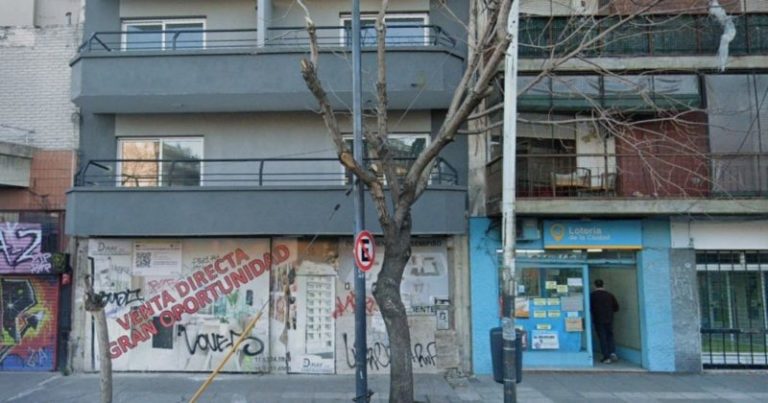 Tragedia en una obra en construcción en Mataderos: cayó un montacargas y aplastó a un operario imagen-4