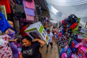 La increíble “ciudad feria” que vive de aprovisionar de productos de contrabando a la Argentina imagen-1