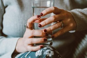 Qué significa aceptar o rechazar una vaso de agua en una entrevista de trabajo, según los expertos imagen-2