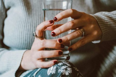 Qué significa aceptar o rechazar una vaso de agua en una entrevista de trabajo, según los expertos imagen-13