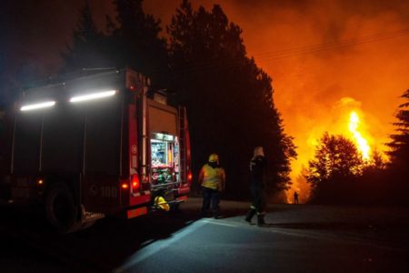 El Bolsón: con condiciones meteorológicas a favor, unos 100 brigadistas buscan combatir las llamas en un paraíso natural imagen-8