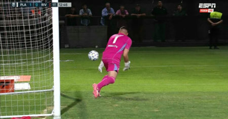 Video: el increíble blooper de Franco Armani para el gol de Platense vs. River imagen-21