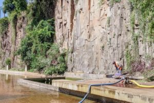 Realizan mantenimiento en la cascada artificial del parque La Cantera imagen-1